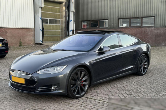 Tesla Model S, 2015